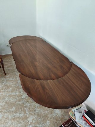 Mesa extensible y sillas de madera maciza