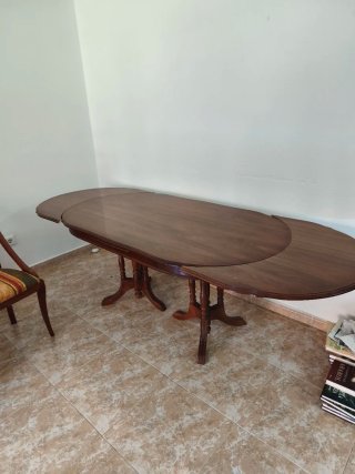 Mesa extensible y sillas de madera maciza