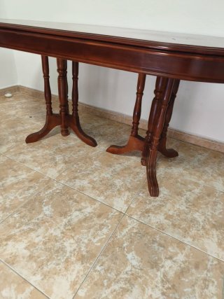 Mesa extensible y sillas de madera maciza