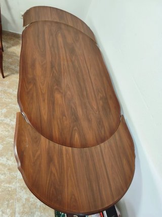 Mesa extensible y sillas de madera maciza
