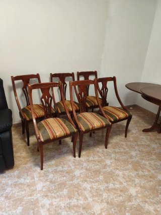 Mesa extensible y sillas de madera maciza