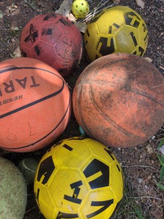 Lote di 9 Palloni da Calcio e Pallacanestro
