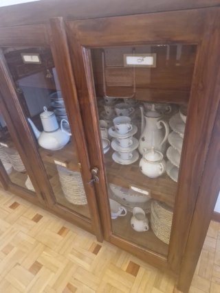 Cómoda Banak Importa Madera y Cristal