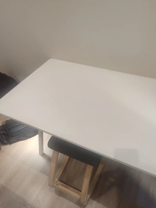 Mesa de estudio blanca
