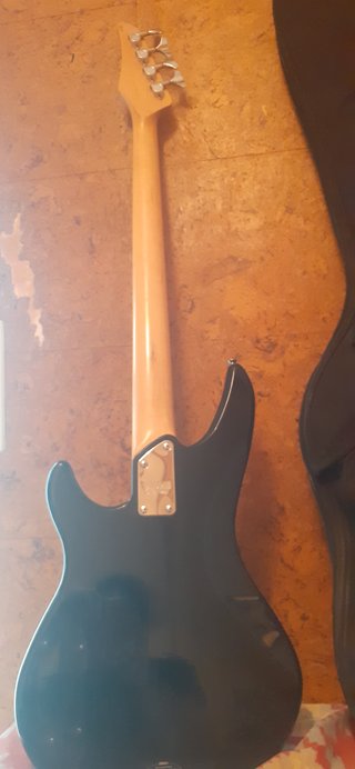 Bajo Yamaha Negro con funda Strongbag