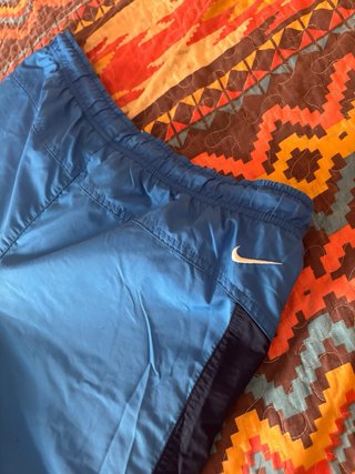 Pantalón Nike impermeable azul y negro