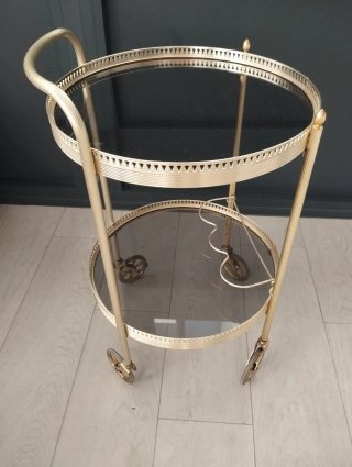 Camarera dorada con cristal