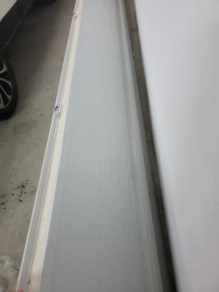 Placa sándwich tejado blanco