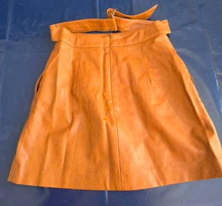 Falda pantalón de cuero marrón con cinturón