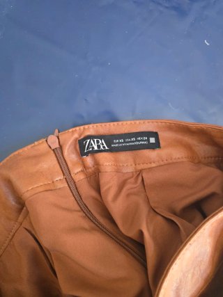 Falda pantalón de cuero marrón con cinturón