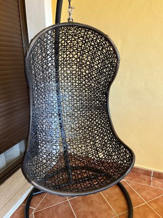 Comodo seggiolone a uovo in rattan nero con supporto