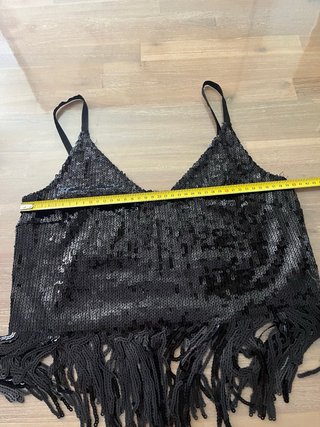 Top negro de lentejuelas y con fleco