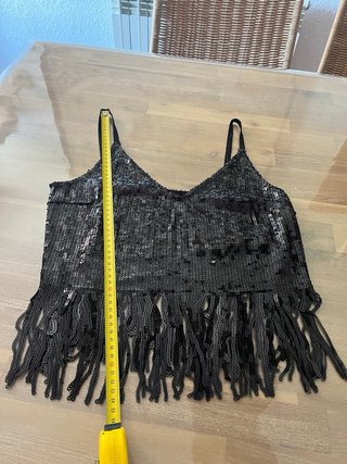 Top negro de lentejuelas y con fleco