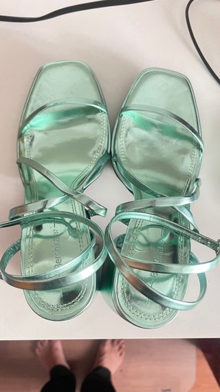 Sandalias tacón verde metalizado
