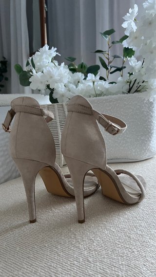 Sandalias de tacón beige talla 39