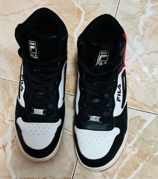 Zapatillas Fila Negras y Rojas