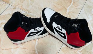 Zapatillas Fila Negras y Rojas
