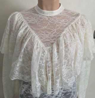 Blusa encaje blanco roto con volantes