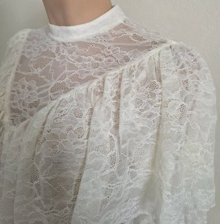Blusa encaje blanco roto con volantes