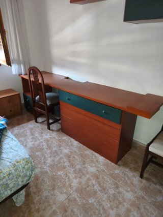 Cama con manta escritorio estantería mesita ysilla