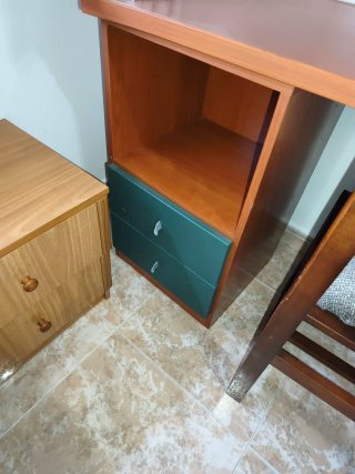 Cama con manta escritorio estantería mesita ysilla