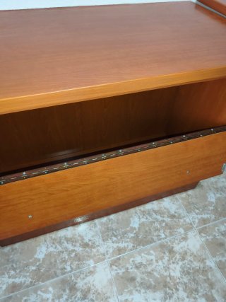 Cama con manta escritorio estantería mesita ysilla