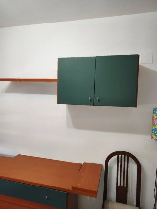 Cama con manta escritorio estantería mesita ysilla