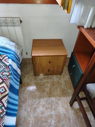 Cama con manta escritorio estantería mesita ysilla