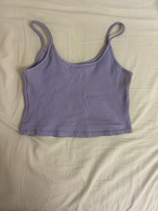 Top lila con flores amarillas