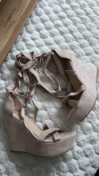 Sandalias de cuña beige con cordones