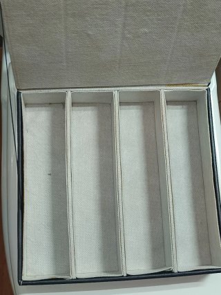 Caja organizadora de relojes beige y negra