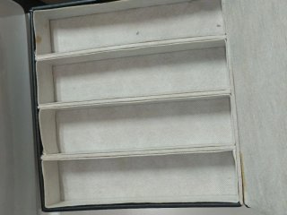 Caja organizadora de relojes beige y negra