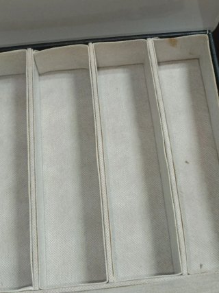 Caja organizadora de relojes beige y negra