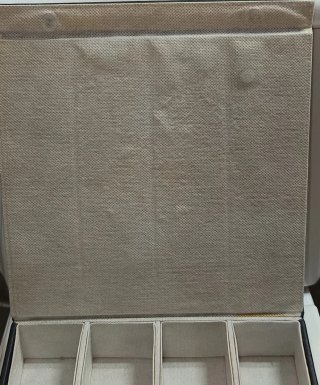 Caja organizadora de relojes beige y negra