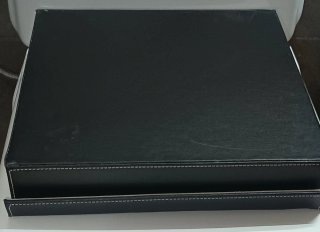 Caja organizadora de relojes beige y negra