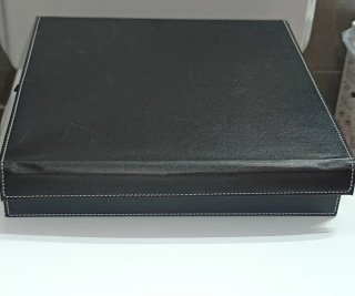 Caja organizadora de relojes beige y negra