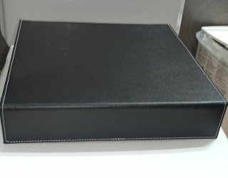 Caja organizadora de relojes beige y negra