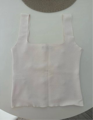 Top de punto blanco con perlas