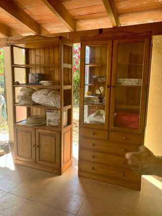 Muebles de pino con vitrina y cajones