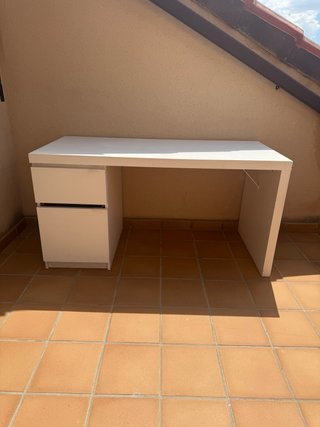 Mesa escritorio blanca con 2 cajones