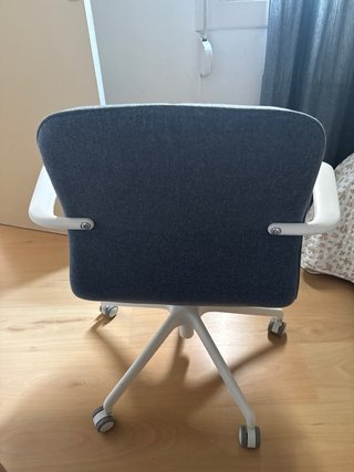 Silla de oficina Ikea gris y blanca