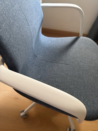 Silla de oficina Ikea gris y blanca