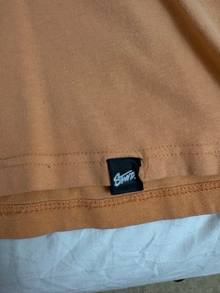 Camiseta naranja con estampado de setas