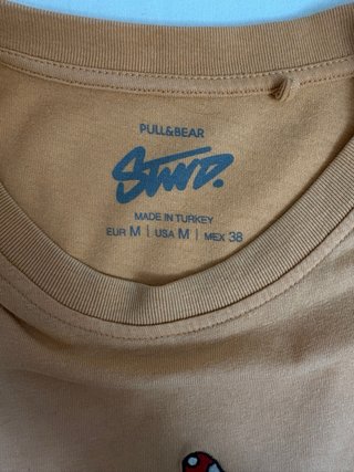 Camiseta naranja con estampado de setas