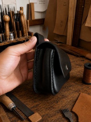 Riñonera artesanal cuero negro de ternera.