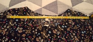 Blusa C&A floral negra talla 48