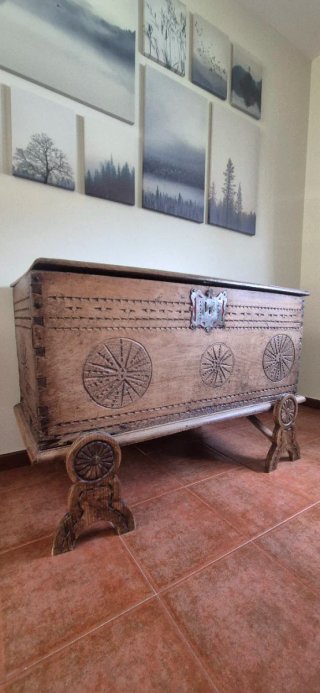 Arca de madera antigua tallada