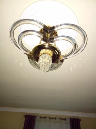 Lámpara de salón dorada y cristal
