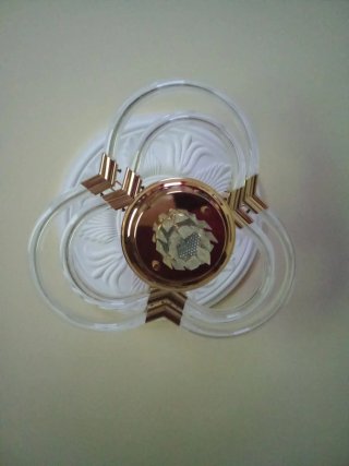 Lámpara de salón dorada y cristal