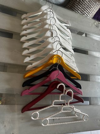 Lote de Perchas Madera y Plástico niños